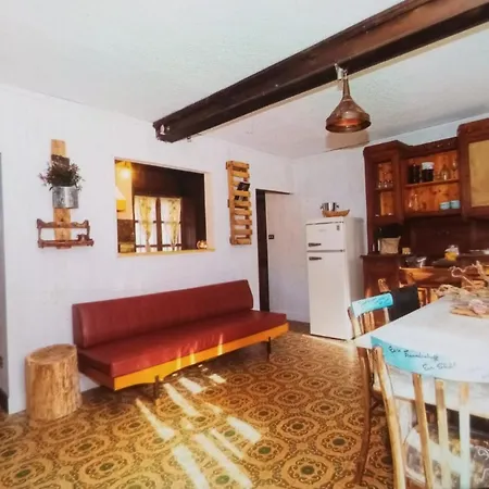 Casa Delle Foglie Sussurranti אסטי
