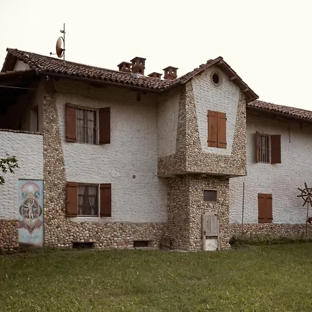 Casa Delle Foglie Sussurranti * אסטי