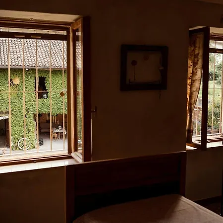 Casa Delle Foglie Sussurranti אסטי